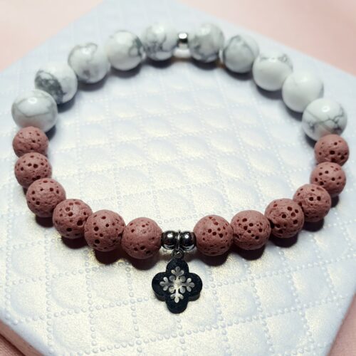 Bransoletka z różowej lawy wulkanicznej i białego howlitu – delikatność, spokój i naturalna energia